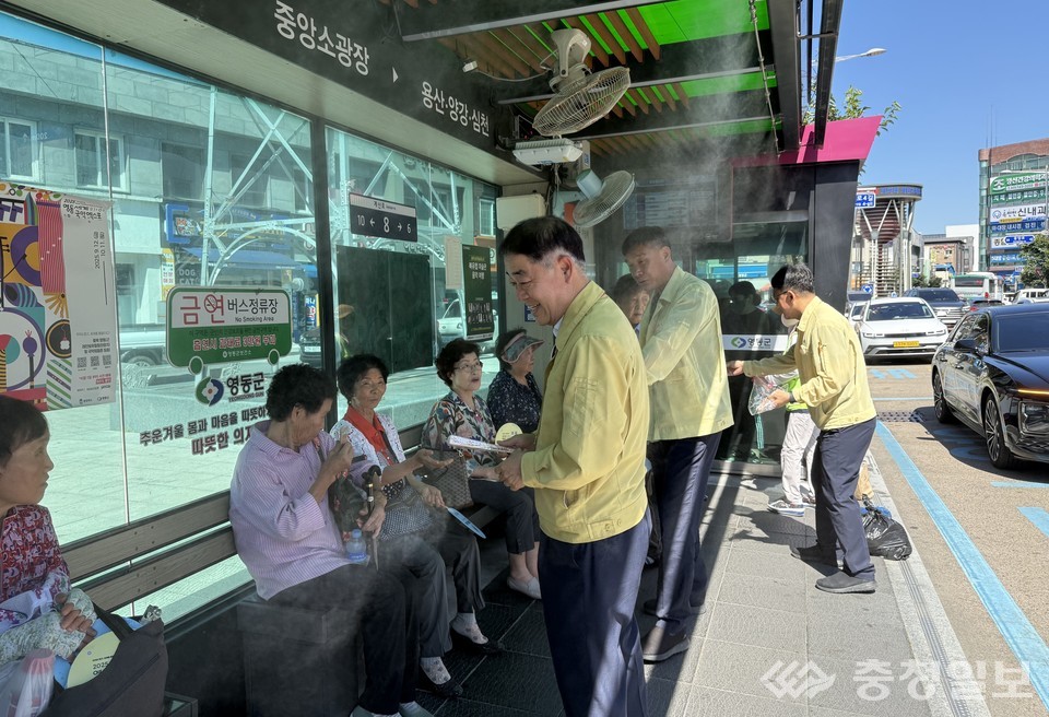 ▲ 강성규 부군수를 비롯한 관계 공무원들과 함께 지역의 스마트버스승강장을 찾아 폭염 대비 현장점검을 실시하고 주민 이용에 불편이 없도록 유지관리 상태를 면밀히 살폈다. /사진:영동군