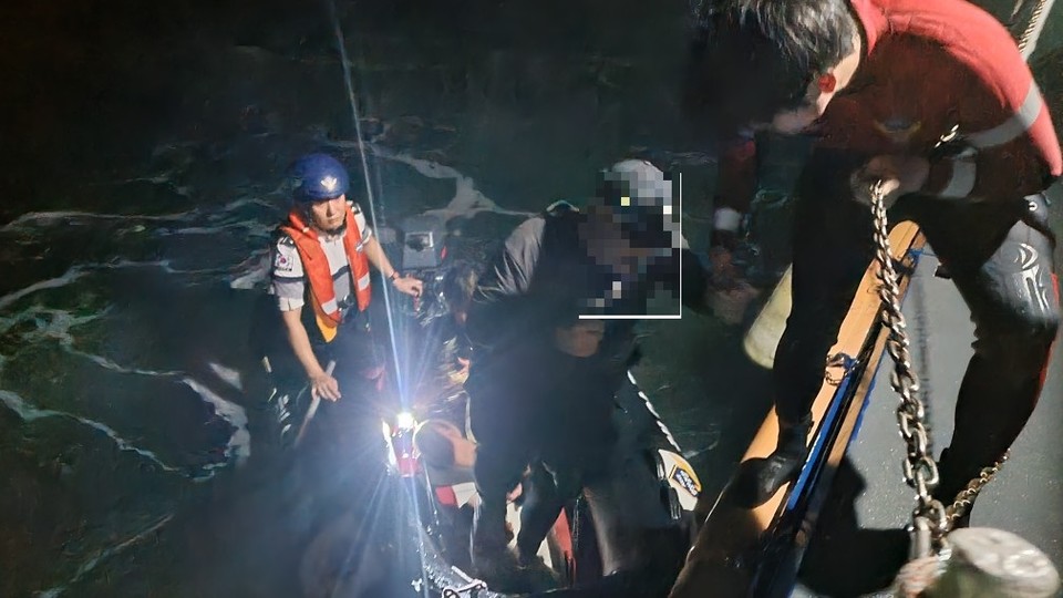 ▲ 태안해경, 1일 아치내해변 갯바위 고립객 구조하는 모습