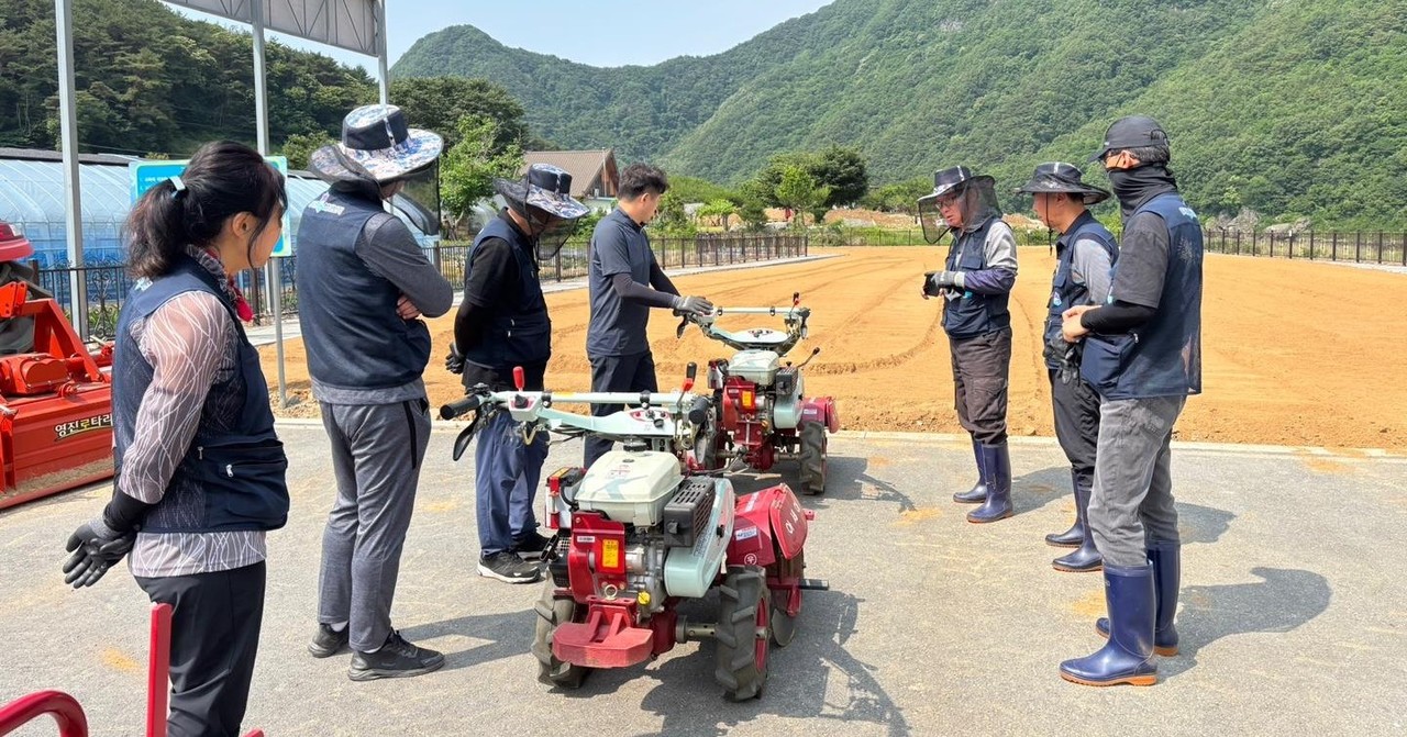 ▲ 단양에서 살아보기에 참가한 도시민들이 경운기 작동법을 베우고 있는 모습. 사진=단양군제공