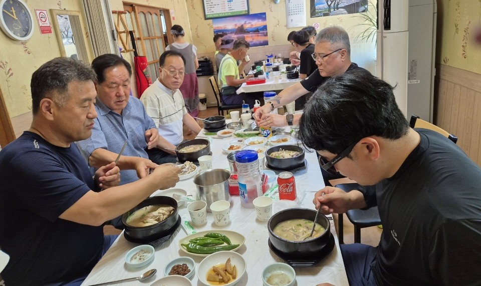▲ 매포읍사무소 직원들이 지역단체가 마련한 삼계탕을 먹고 있다. 사진=단양군제공