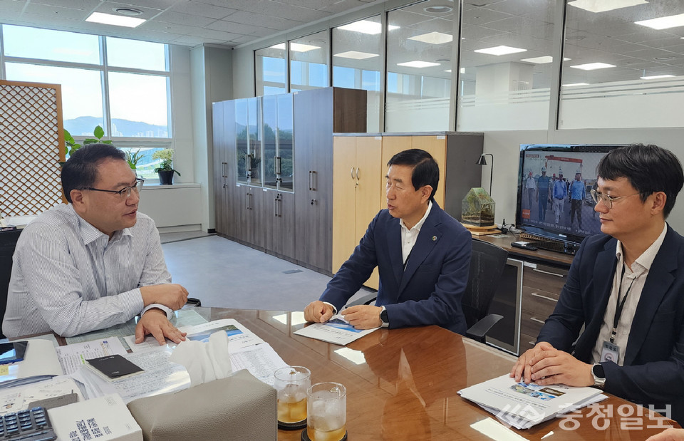 ▲ 조길형 충주시장(가운데)이 1일 유병서 기획재정부 예산실장(왼쪽)을 만나 내년도 주요 현안 사업의 국비 반영을 건의하고 있다.