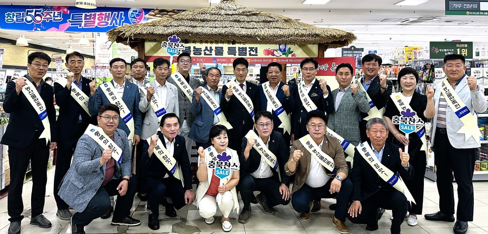 ▲ 이용선 총괄본부장과 이명섭 이사가 충북도의회 의원 및 제주 하귀농협 관계자들과 기념촬영을 하고 있다.