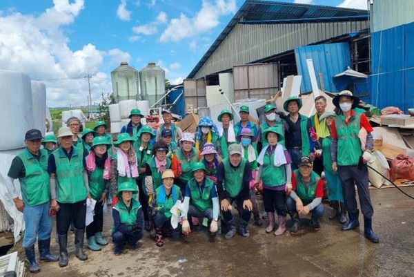 ▲ 주택 침수 지역에서 수해복구 활동에 앞장선 예산군새마을회 회원들