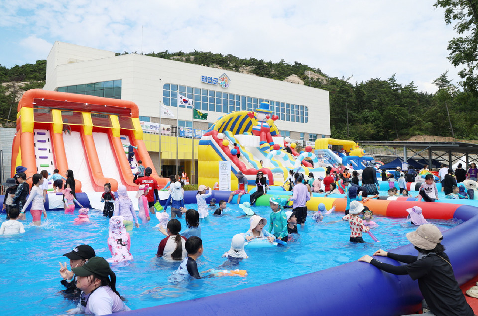 ▲ 2일 태안군가족공감센터에서 진행된 ‘2025 태안썸머파크’ 모습.