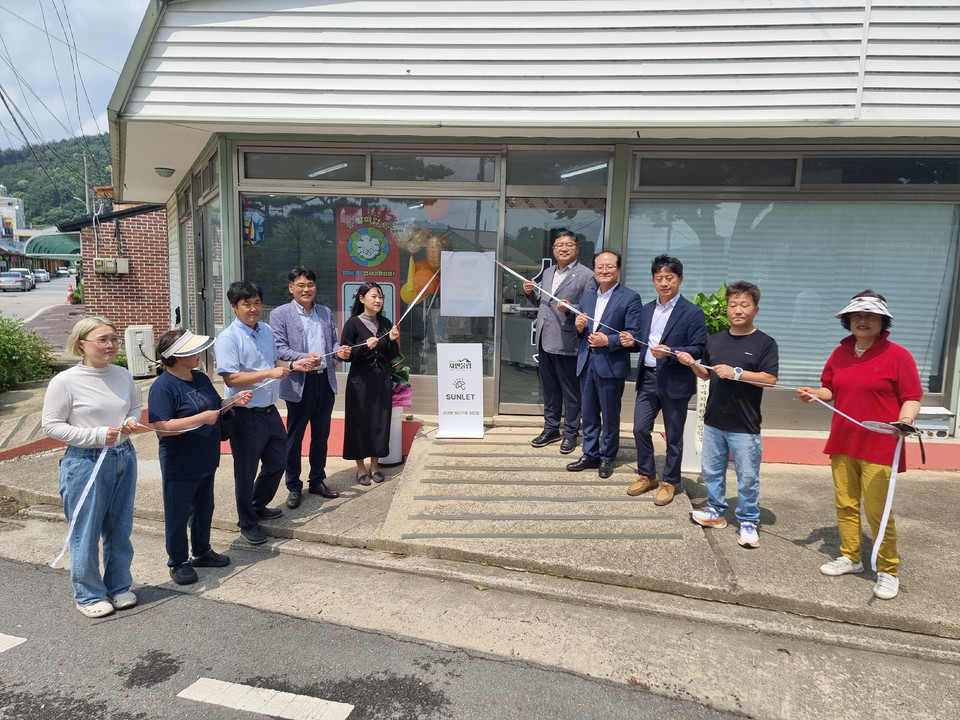 ▲ 충북 괴산군은 '괴산형 청년창업 지원사업'의 일환으로 선정된 3호점 '선렛', 4호점 '미엘', 5호점 '앨리에잇'에 대한 청년가게 인증 현판식을 최근 연이어 개최했다고 4일 밝혔다.