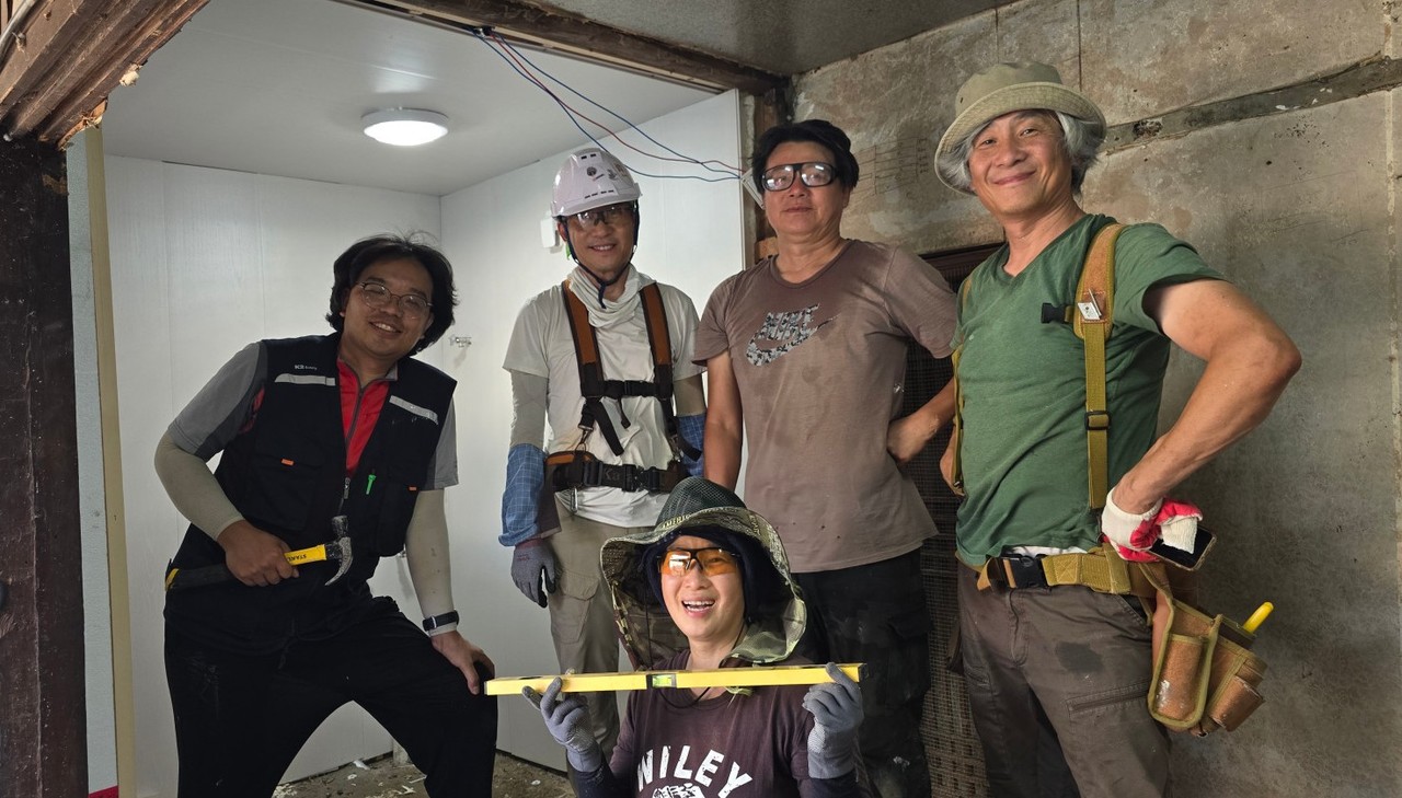 ▲ 제천시 수산면사보협과 덕산면 작은집건축학교, 자크로협동조합, 주민 등이 집수리 봉사활동에 참여한 모습. 사진=제천시제공