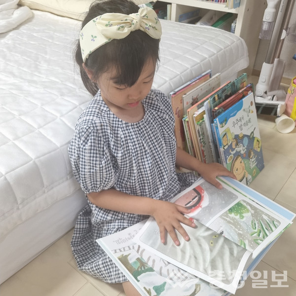 충북 진천군은 전집(全集) 대출 서비스를 운영하고 있다. 사진은 한 어린이가 책을 읽는 모습.