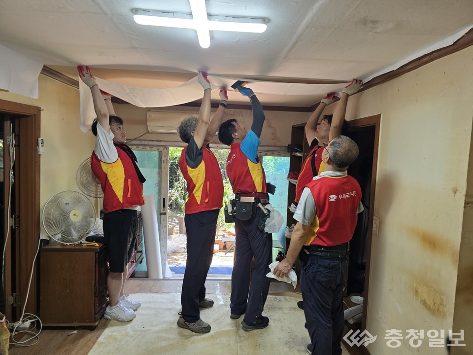 ▲ 봉사회 회원들이 주거 개선 봉사활동을 펼치고 있다