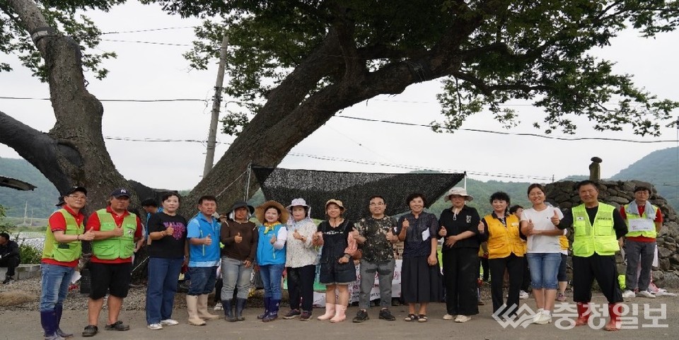 ▲ ﻿수해 피해자 탈북민 4가정, 다문화1가정 수해복구 성금과 생필품 전달. 사진 왼쪽부터 전국탈북민봉사단체연합 이영철 상임대표. (사)미래를위한사랑나눔협회 대구지부 최혜성대표, 탈북민 수해피해자가정, 국제로타리 3721지구 울산자유로타리클럽 김종섭 회장, 다문화(필리핀) 수해피해자 가정, 울산자유로타리클럽 탈북민 석주은 대표, 포항 탈북민연합회 회장, 탈북민 수해피해자가정, (비) 경북탈북민연합회 윤광남 대표, 탈북민 수해피해자가정, 부산서구장애인협회 임경채 과장,(사) 남북공동체협의회 고미화 대표, 탈북민 수해피해자가정, (사) 부산 새삶인협회 이장열 대표