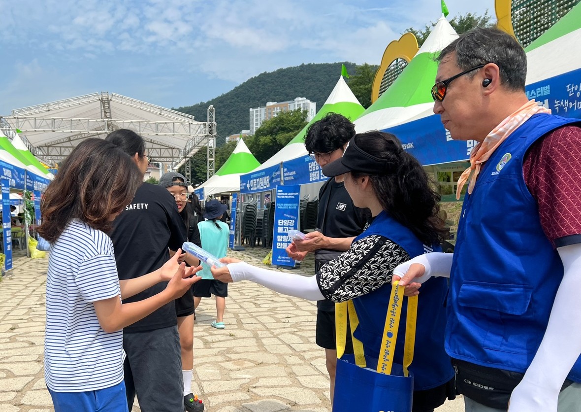 ▲ 바르게살기 단양군협의회원들이 단양 레이크파크 수상 페스티벌이 펼쳐진 상진계류장에서 관광객들에게 홍보물품을 나눠주고 있다. 사진=단양군제공