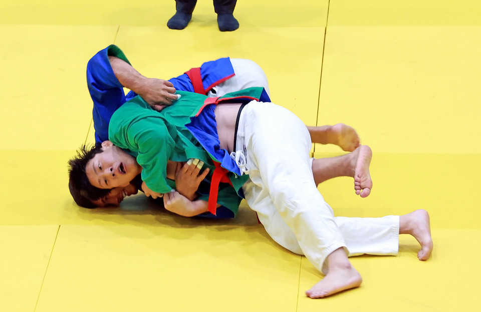 ▲ 충북 괴산군 문화체육센터에서 4일까지 사흘간 열린 14회 괴산 아시아 크라쉬 선수권대회에 출전한 이성호 선수가 시니어 남자 17~35세 -90㎏ 결승전에서 우즈베키스탄 jonibek kozokov 선수를 상대로 기술을 시도하고 있다.