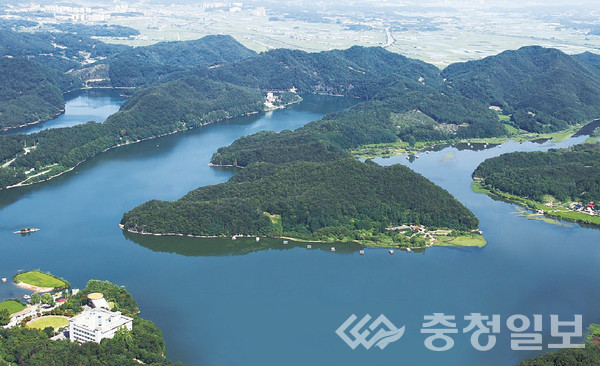 ▲ 충북 진천군 초평면 두타산 ‘한반도 전망대’에서 내려다본 초평호 ‘한반도지형’