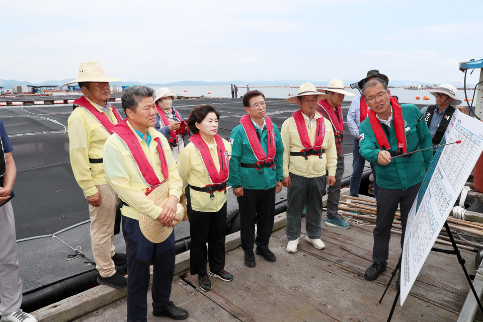 ▲ 태안군의회는 지난 4일 천수만 일대 가두리양식장을 찾아 현장 예찰 활동을 펼쳤다.