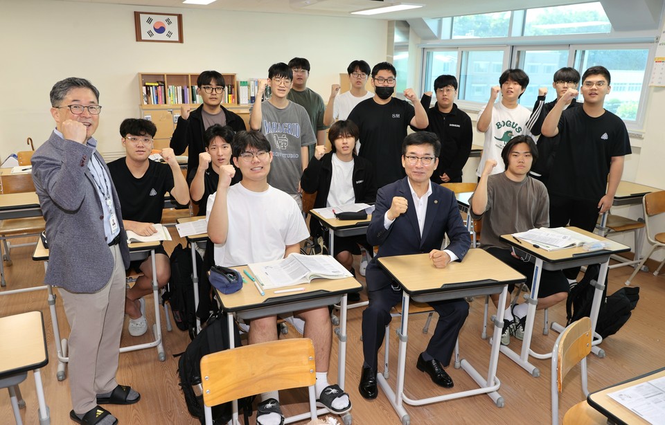 ▲ 윤건영 충북도교육감(앞줄 왼쪽 세 번째)이 5일 청주 신흥고등학교를 찾아 3학년 수험생을 격려한 뒤 기념사진을 찍고 있다.