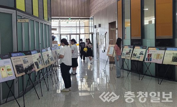 ▲ 청소년들이 6일 충북 진천군 생거진천혁신도시도서관에 전시된 ‘학교로 보는 한국 근현대사’ 전시물을 둘러보고 있다.