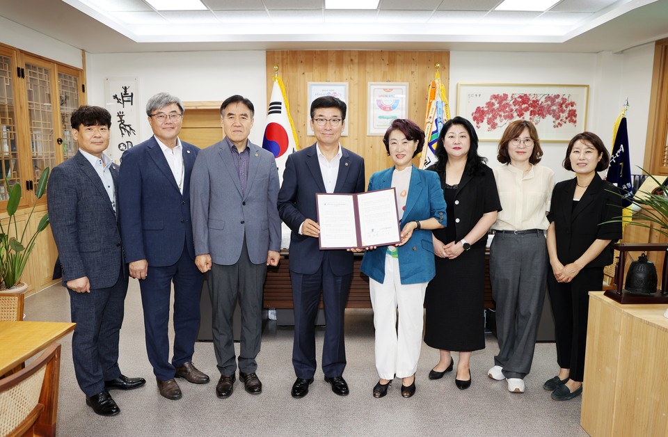 ▲ 윤건영 충북도교육감(왼쪽 네 번째)과 조경순 인구보건복지충북세종지회장(〃 다섯 번째) 등이 6일 충북교육청에서 지역사회 기반의 건강한 사회 구현과 교직원 건강증진 업무협약을 하고 있다.