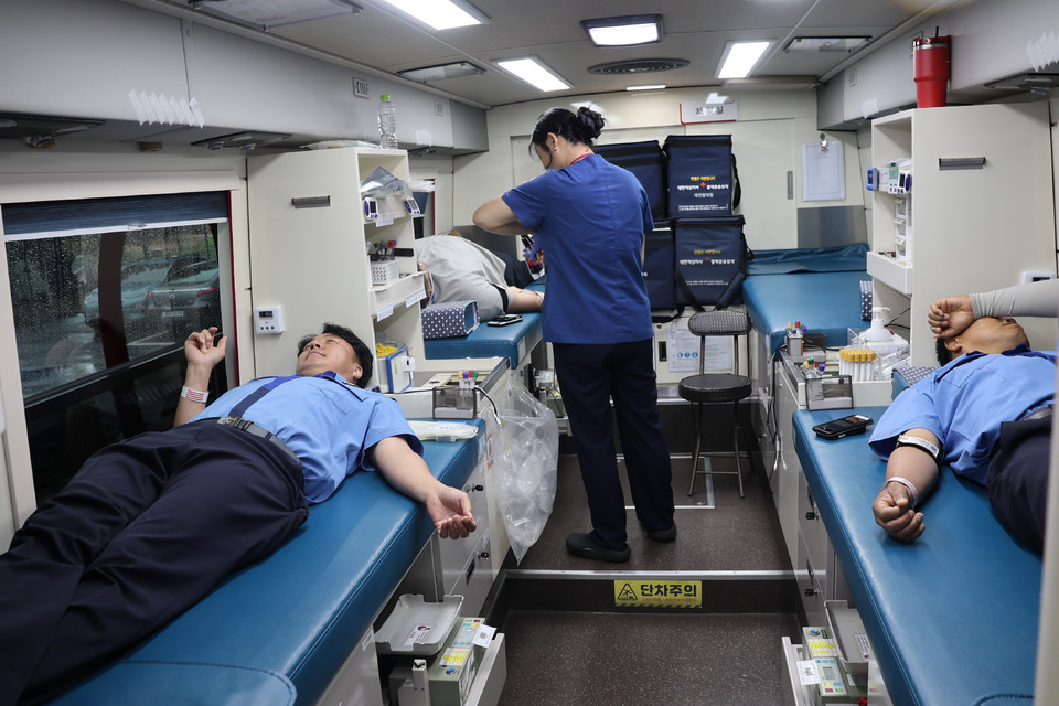 ▲ 6일 헌혈에 참여하고 있는 태안해양경찰관