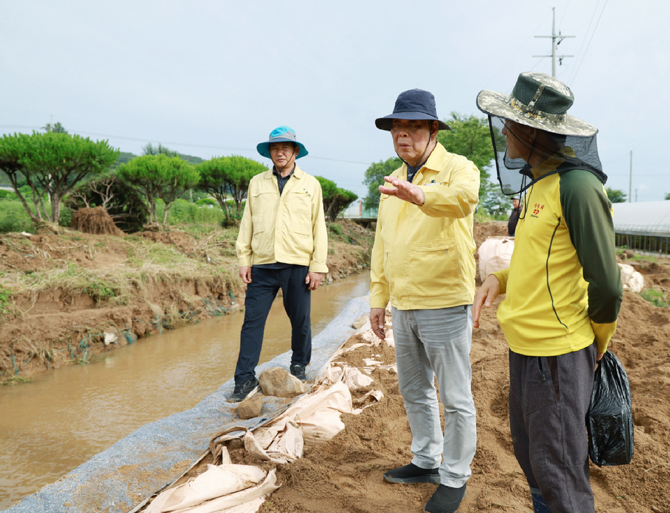 ▲ 7월 18일 태안읍 상옥리 마을도로 유실 피해 현장을 방문한 가세로 군수
