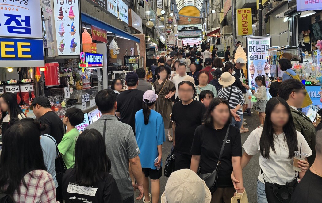 ▲ 단양구경시장을 찾은 방문객 모습. 사진=단양군제공