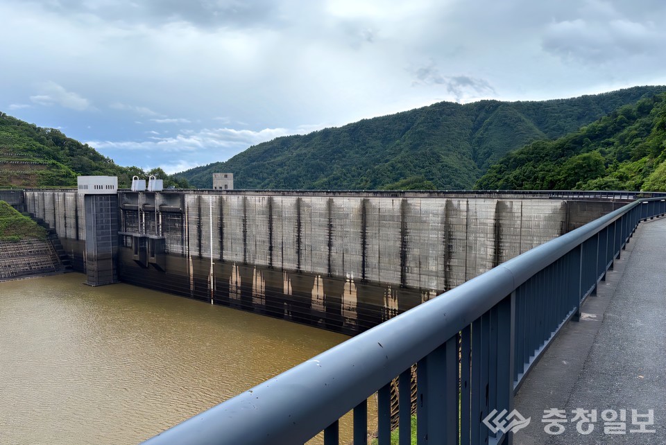 ▲ 일본 야마가타현 나가이시에 위치한 나가이댐 전경. 나가이댐은 다목적댐으로 저수용량이 5,100만㎥에 이른다. 우리나라 김천부항댐(경북 김천시 부항면 유촌리, 신옥리)의 규모(5,430만㎥)와 유사하다