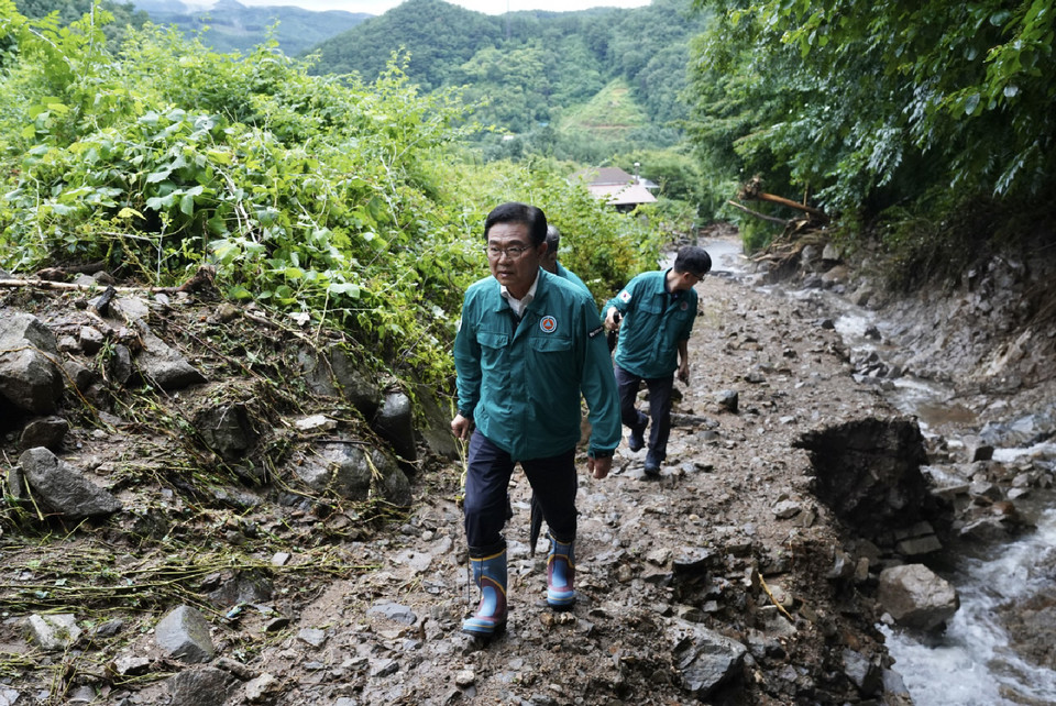      김석필 천안시장 권한대행이 집중호우 광덕면 등 피해 현장을 찾아 피해 상황을 점검하고 있다. 