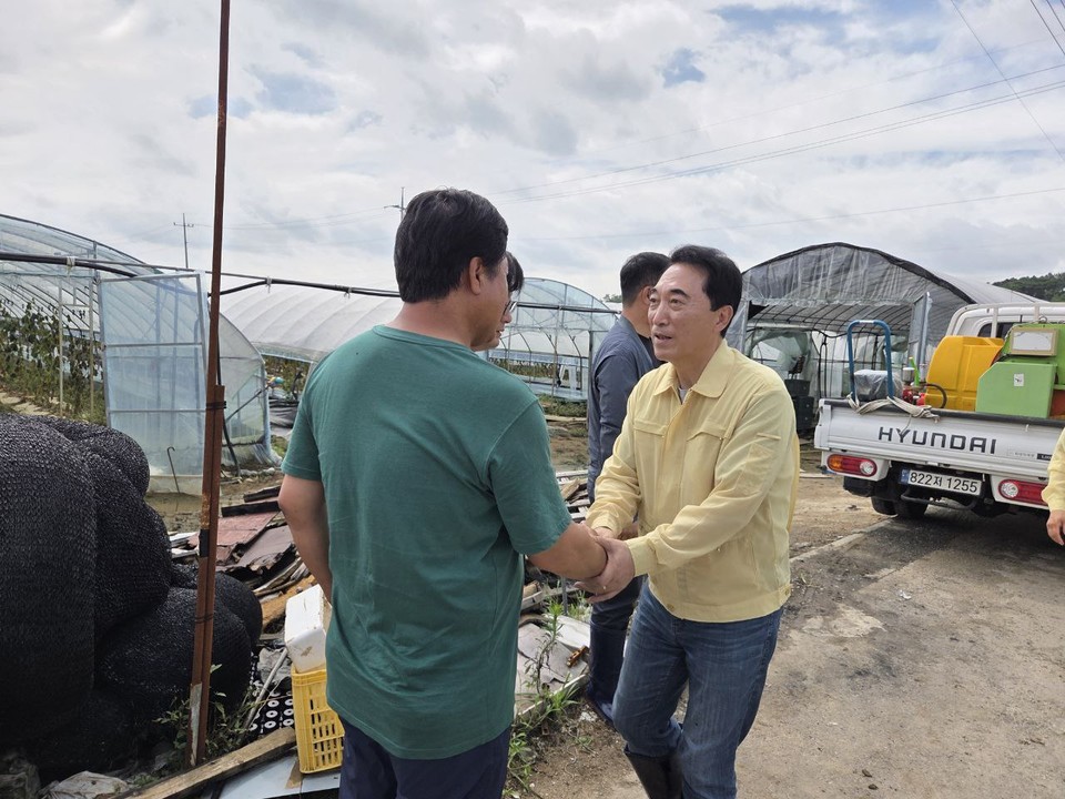 ▲박수현국회의원이 수해 지역을 방문하며 농가 피해를 위로하고 있다.