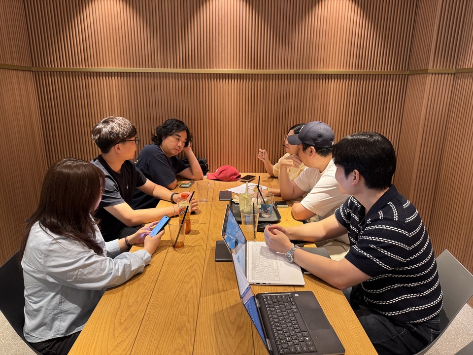 ▲ 청주 지역 대표 개그맨 최재원씨를 비롯한 인플루언서들이 ‘세이브 오창’ 기획 회의를 하고 있다.