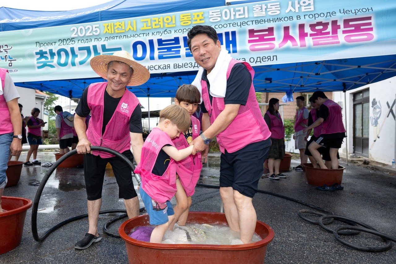 ▲ 김창규 시장이 아이들과 이불 빨래를 하고 있다. 사진=제천시제공