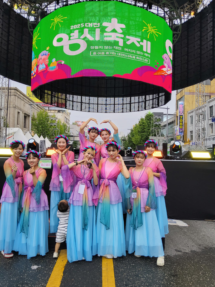 ▲ 충북 증평군 베트남 결혼이주여성 자조모임 '씬짜오'가 지난 10일 대전 0시 축제와 연계해 열린 2025 전국 외국인 장기자랑 대회에서 씬짜오팀이 우수상을 수상했다.