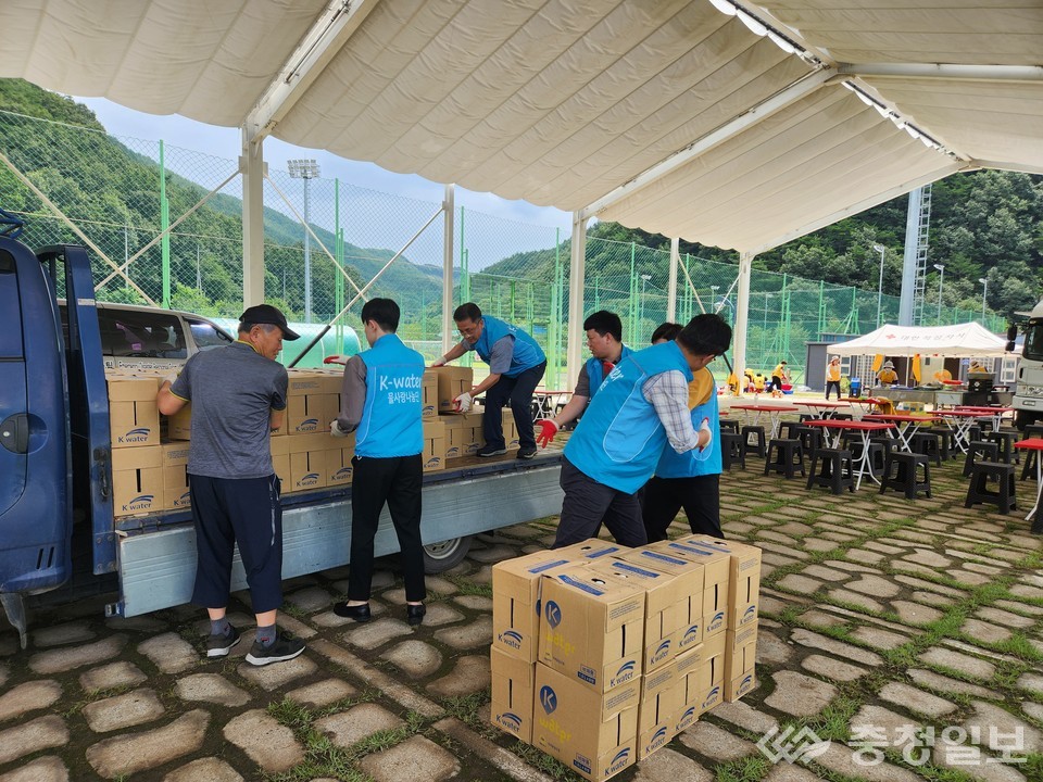 ▲ 지난 7월 21일, 경남 합천군 호우피해 지역 주민의 일상 회복 지원을 위해 한국수자원공사 직원봉사단 ‘물사랑나눔단’이 병입 수돗물을 운반하고 있다