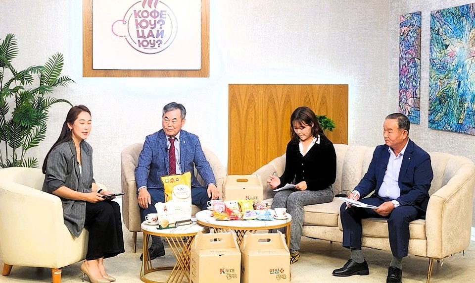 ▲ 이명섭 이사(오른쪽)와 김영우 조합장(왼쪽 두 번째)이 몽골 울란바토르 UBS방송 토크쇼에 출연하고 있다.