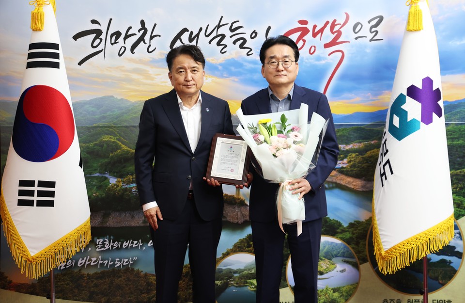 ▲ 손인석 충북도 정무특별보좌관(오른쪽)이 12일 퇴임신고 후 김영환 충북도지사와 기념사진을 찍고 있다.