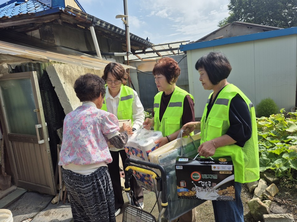 ▲ 음식 및 생필품 전달 모습
