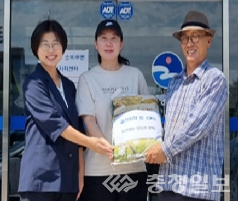 ▲ 삼성면쌀전업농연합회는 삼성면 내 출산가정에 아기의 탄생을 축하하며 지역특산품인 쌀을 전달했다.