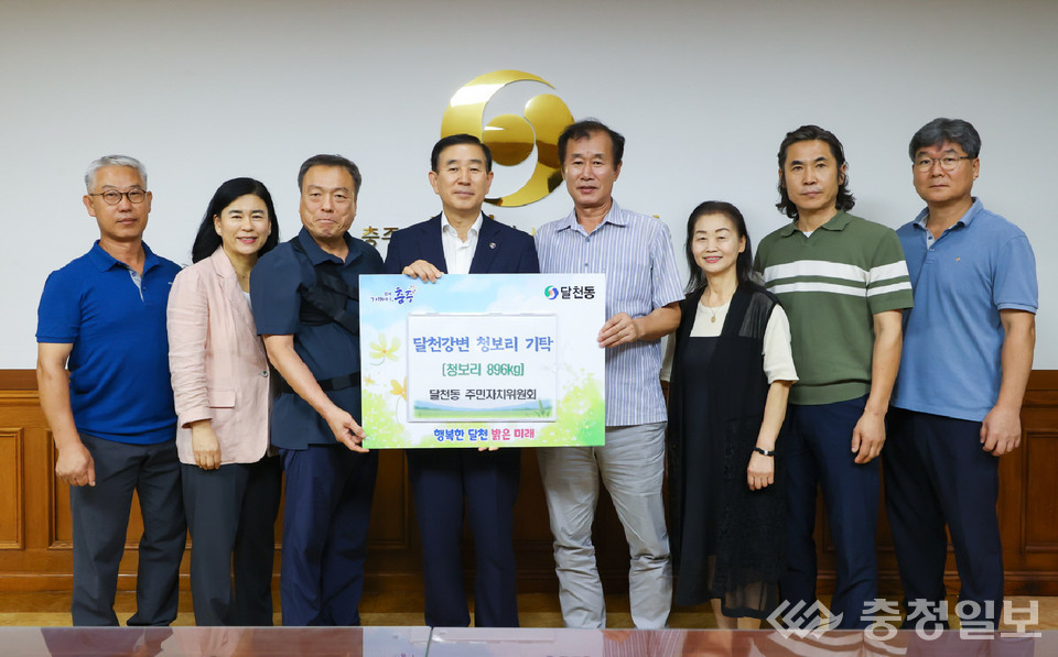 ▲ 충주 달천동주민자치위원회 관계자들이 13일 충주시청 시장실에서 청보리 896㎏을 충주시노인복지관에 기탁하고 있다.