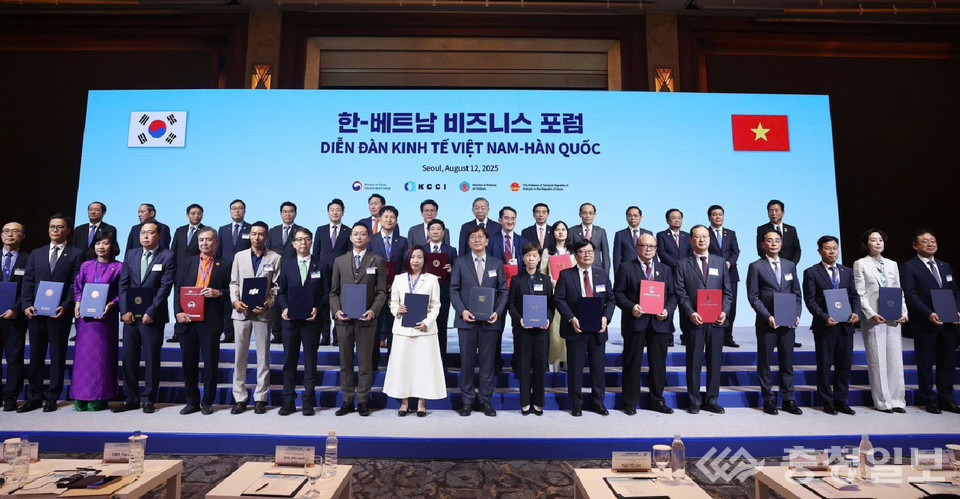 ▲ 한국교통대학교와 베트남 교통기술대학교가 지난 12일 열린 '한-베트남 비즈니스 포럼'에서 '고속철도 분야 인력 양성 협약'을 체결하고 있다.