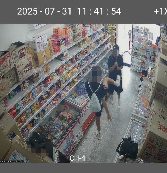 청주시 청원구 오창읍의 한 무인 편의점 폐쇄회로(CC)TV 캡처 (사진=학부모 제공)