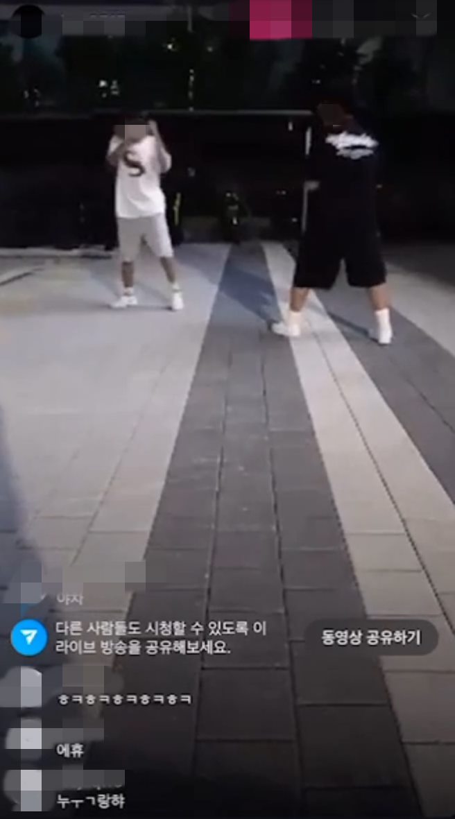 A군 등이 사회관계망서비스(SNS)에서 내보낸 라이브 방송 캡처 (사진=학부모 제공)