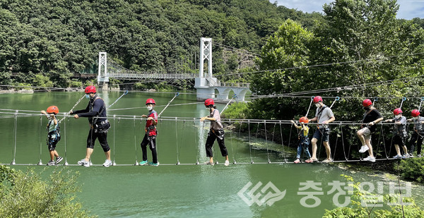 ▲ 충북 진천군 청소년수련원에서 운영하는 생거진천 깨소금캠프 ‘세줄다리’ 프로그램 모습.