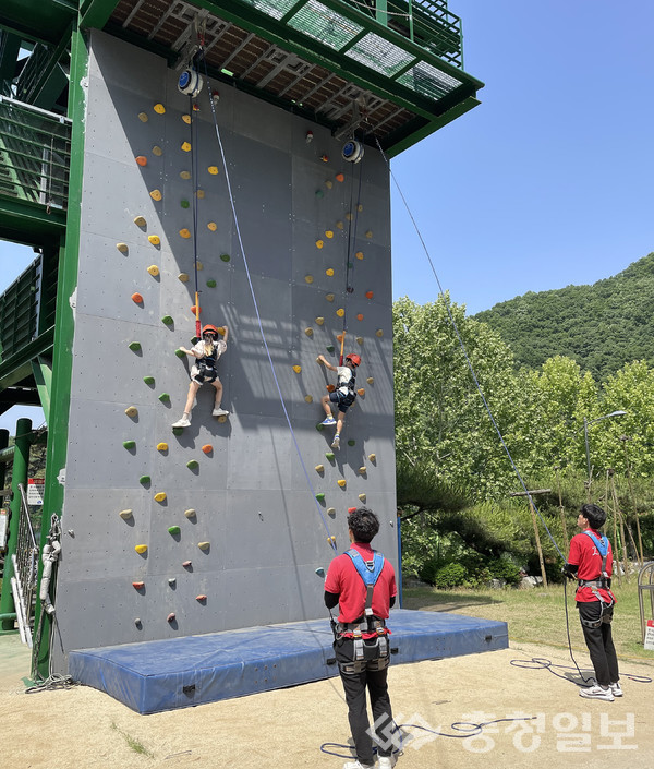 ▲ 충북 진천군 청소년수련원에서 운영하는 생거진천 깨소금캠프 ‘스포츠 클라이밍’ 프로그램 모습.