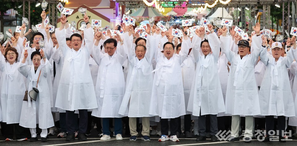 ▲ 광복의 기쁨과 환희, 사진 앞줄 왼쪽에서 여섯 번째 이장우 대전시장​​