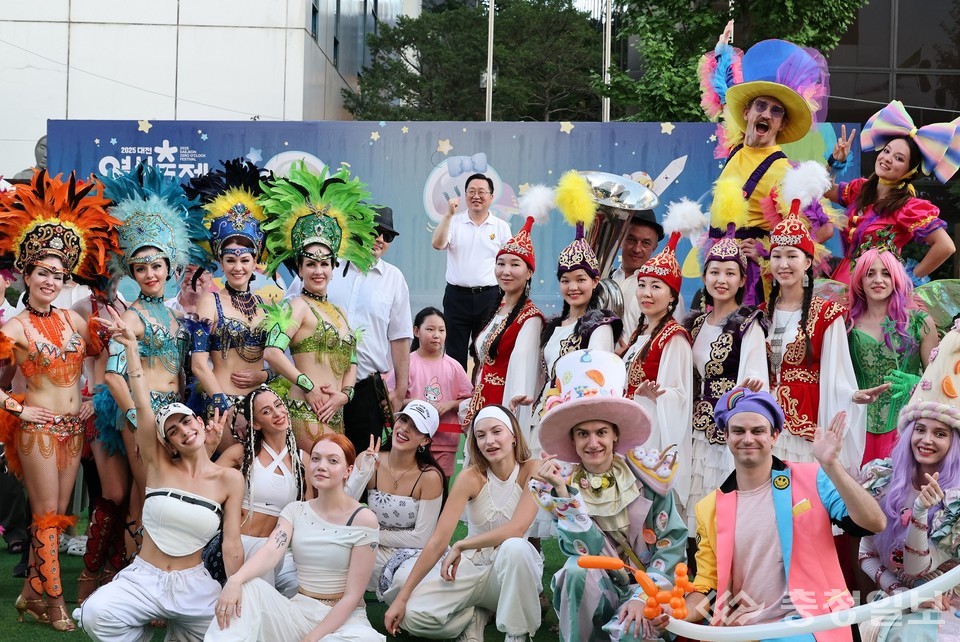 ▲ 대전 0시 축제 내년에 다시 만나요 3년 연속 3무 축제 대기록 남기고 폐막. 사진 뒷쪽 중앙 이장우 대전시장