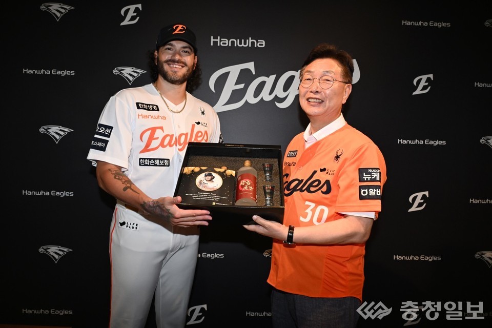 ▲ 사진 우측 김제선 중구청장이 한화이글스 폰세 선수에게 대기록 축하 선물을 전달하고 있다