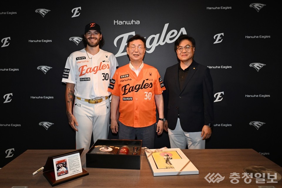 ▲ 김제선 중구청장, 명예구민 한화 폰세에 보살팬 사랑담아 대기록 축하