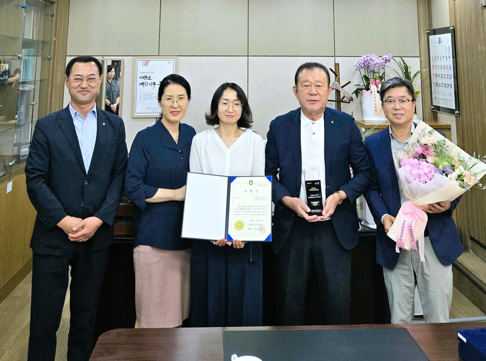 ▲ 박광순 조합장(왼쪽 네 번째)과 남원숙 지점장(세 번째)이 강대영 충북농협 부본부장(첫 번째)으로부터 상패를 전달받고 관계자들과 기념촬영을 하고 있다.