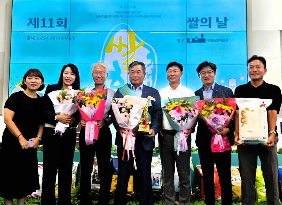 ▲ 김영우 의장(가운데)이 이장환 농협청주시지부장(왼쪽 세 번째), 박상민 농협경제지주 충북부본부장(여섯 번째) 등 관계자들과 기념촬영을 하고 있다.