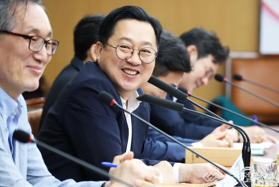 ▲ 이장우 대전시장이 주간업무회의를 주재하고 있다
