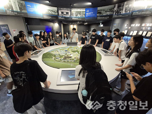 ▲ 충북 진천군이 KAIST와 함께 제공하는 ‘K-스마트 특화교육’ 모습.