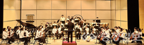 ▲ 충북 진천교육 학생오케스트라가 지난 16일 함양문화예술회관에서 진행된 ‘8회 대한민국 학생오케스트라 페스티벌’에서 공연하고 있다.