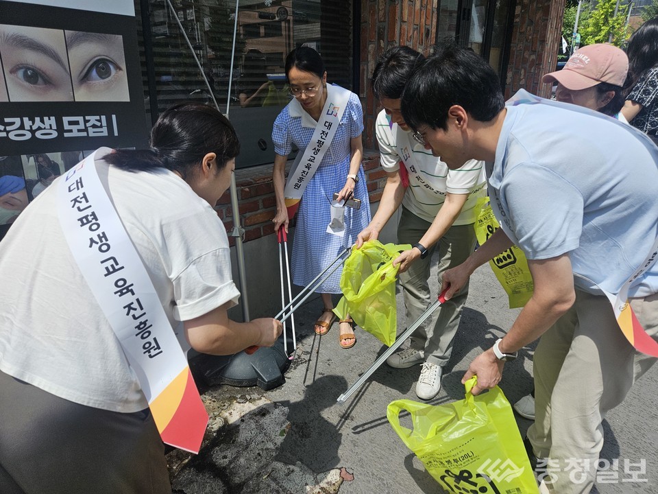 ▲ 대전평생교육진흥원, 시민홍보단과 함께 플로깅 캠페인 전개